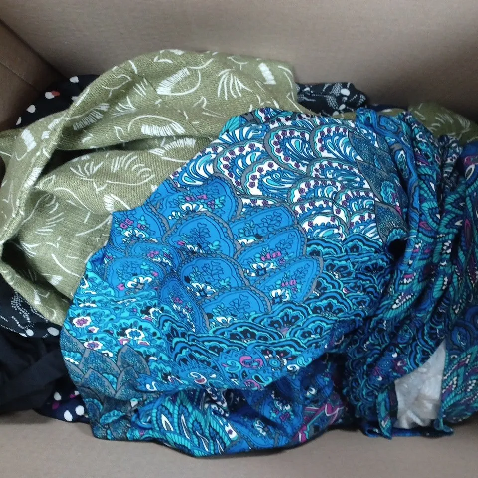 APPROXIMATELY 10 ASSORTED ITEMS OF WOMEN'S CLOTHING TO INCLUDE MONSOON TOP SIZE M, KIM&CO DRESS SIZE M, IZABEL STRAPPY DRESS SIZE 12