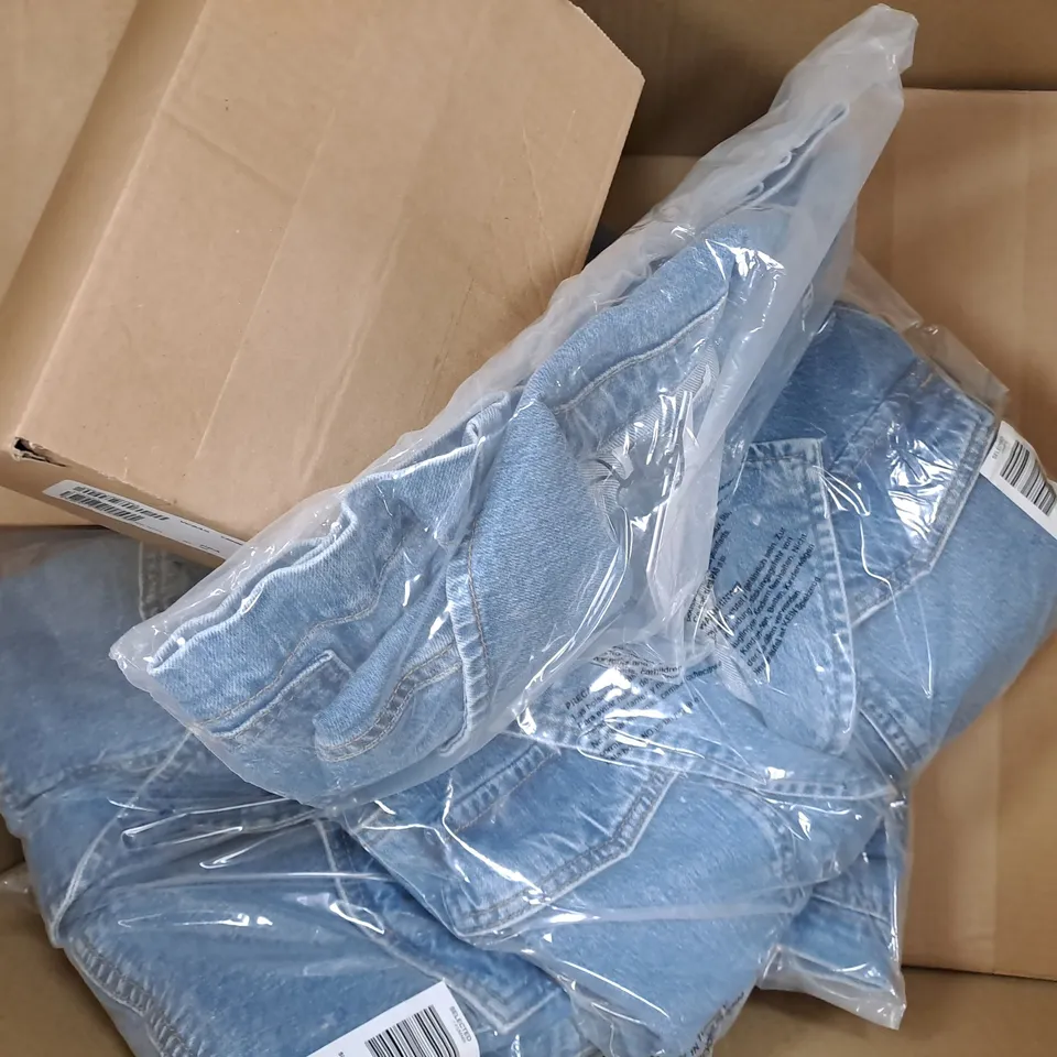 BOX OF APPROXIMATELY 8 ASSORTED HOUSEHOLD AND CLOTHING ITEMS IN VARIOUS STYLES AND SIZES, ETC - COLLECTION ONLY