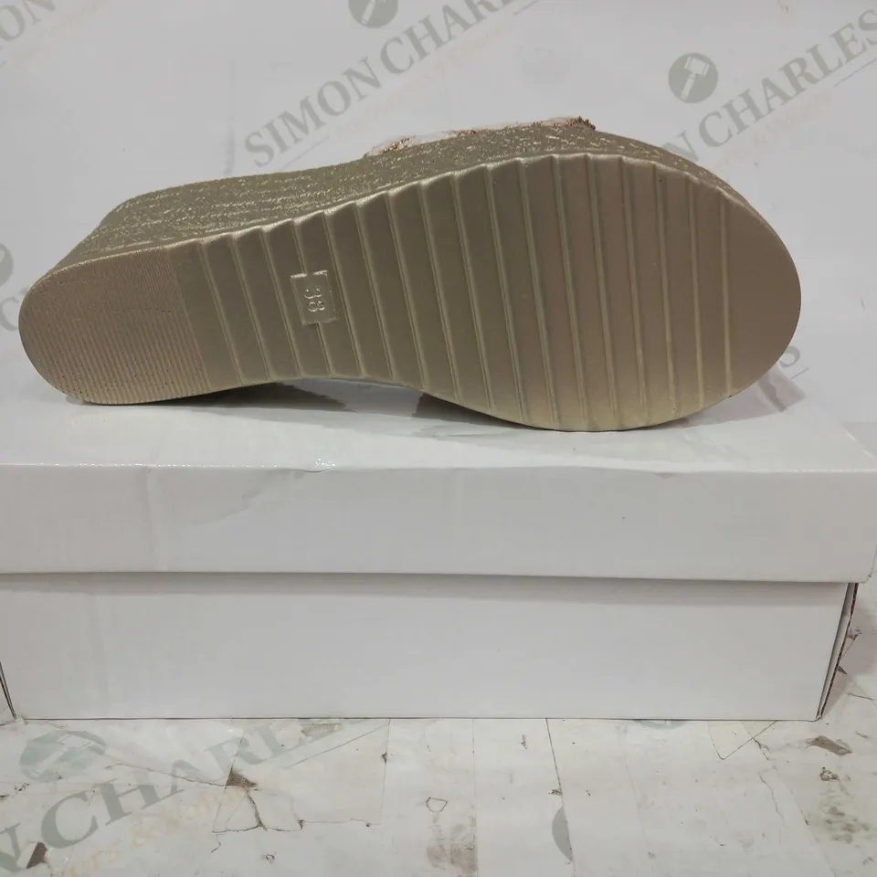 BOXED PAIR OF RZX OPEN TOE WEDGE PLATFORM SANDALS IN GOLD COLOUR W. PATTERN EU SIZE 38
