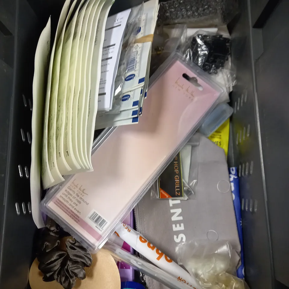BOX OF APPROXIMATELY 20 ASSORTED HEALTH AND BEAUTY PRODUCTS TO INCLUDE GILLETTE RAZORS, KIWI STAIN REMOVER, VAPO RUB ETC