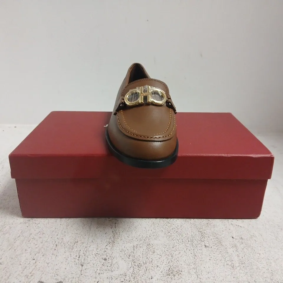 BOXED PAIR OF SALVATORE FERRAGAMO LOAFERS IN BROWN SIZE 9