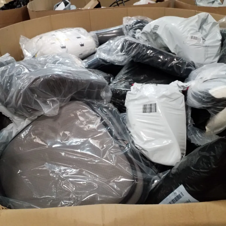 PALLET OF ASSORTED PILLOWS & CUSHIONS INCLUDING CERVICAL PILLOW, NECK PILLOW, SEAT CUSHION, TRAVEL PILLOW, TODDLER DUVET & PILLOW
