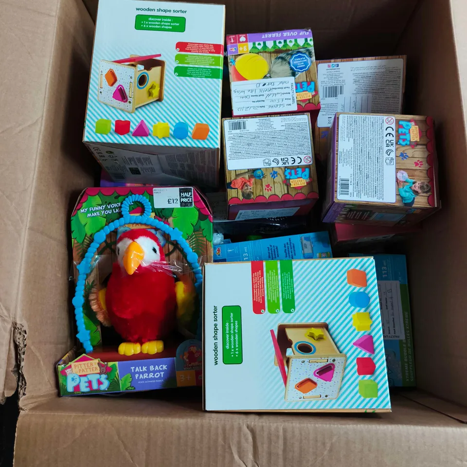 BOX OF APPROXIMATELY 10 ASSORTED TOYS INCLUDING WOODEN SHAPE SORTER , TALK BACK PARROT AND XTREME BUBBLE BLASTER