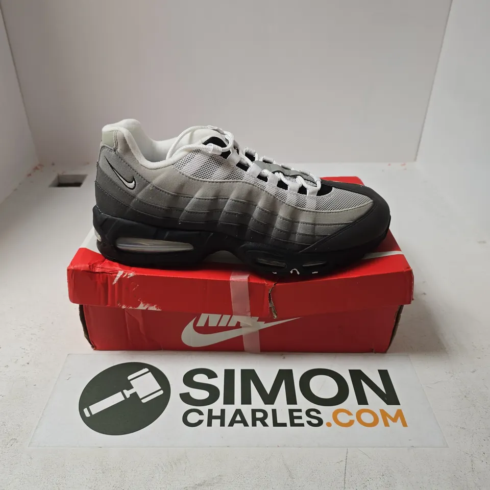 BOXED PAIR OF NIKE AIR MAX 95 BIG BUBBLE TRAINERS IN GREY/WHITE - UK 12
