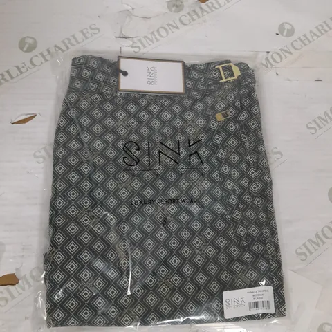 SINK SWIMWEAR PINNACLE TAILORED SHORTS IN MERIDAN GREEN SIZE XL