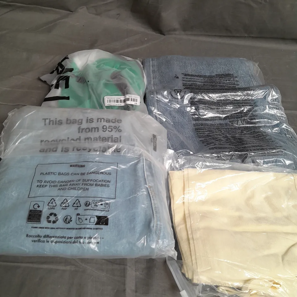 BOX OF APPROXIMATELY 25 ASSORTED CLOTHING ITEMS TO INCLUDE - T-SHIRT , TROUSERS , JEANS , ETC 