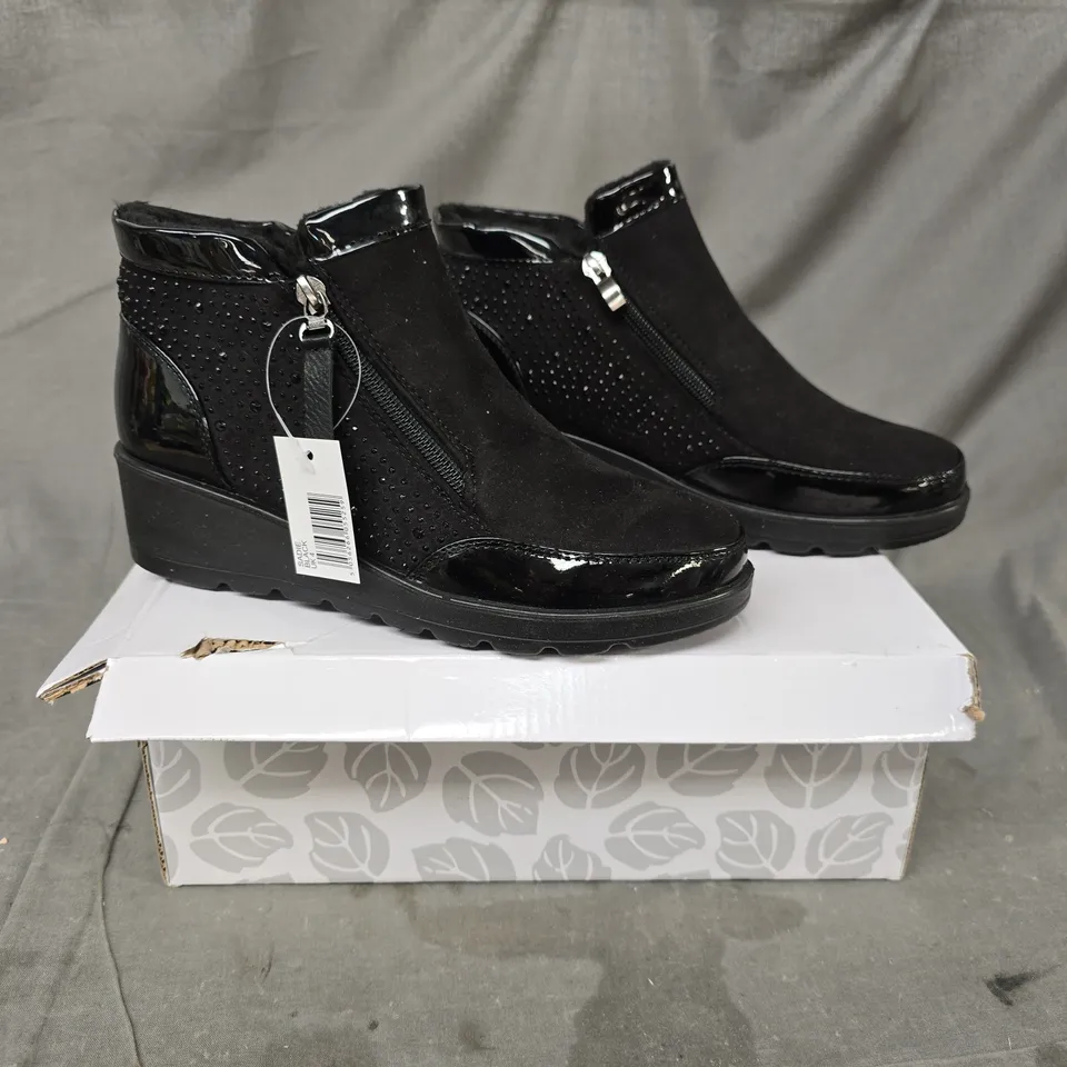BOXED PAIR OF SHOE TREE SIDE-ZIP SHOES IN BLACK SIZE 4