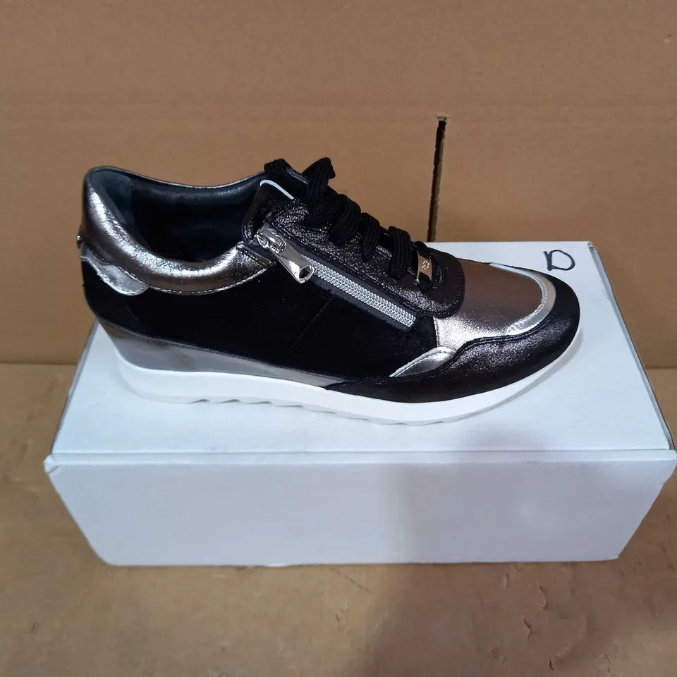 BOXED PAIR OF MODA IN PELLE TRAINERS - SIZE 41