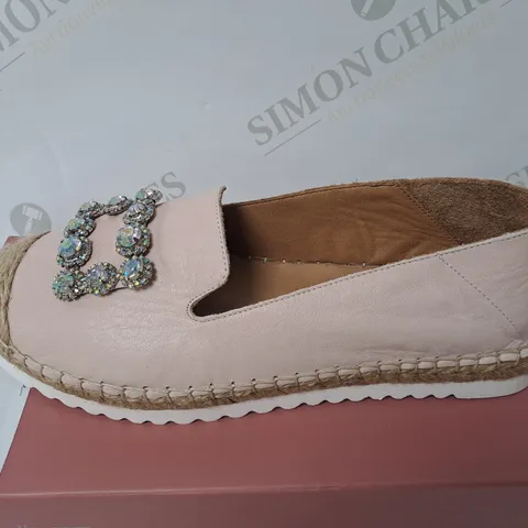 BOXED MODA IN PELLE SALMON PINK DIAMONTE STYLE SHOE SIZE 4