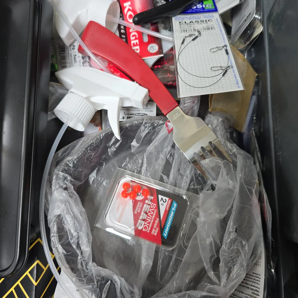 APPROXIMATELY 13 ASSORTED ITEMS TO INCLUDE - CAST IRON PAN , CUTLERY SET , KNIFE ETC