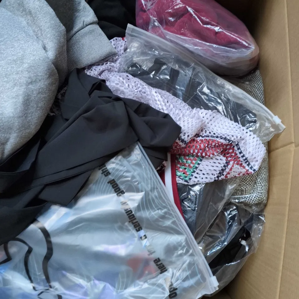 BOX OF APPROXIMATELY 20 ASSORTED CLOTHING ITEMS TO INCLUDE SHORTS, TOPS, TROUSERS, ETC