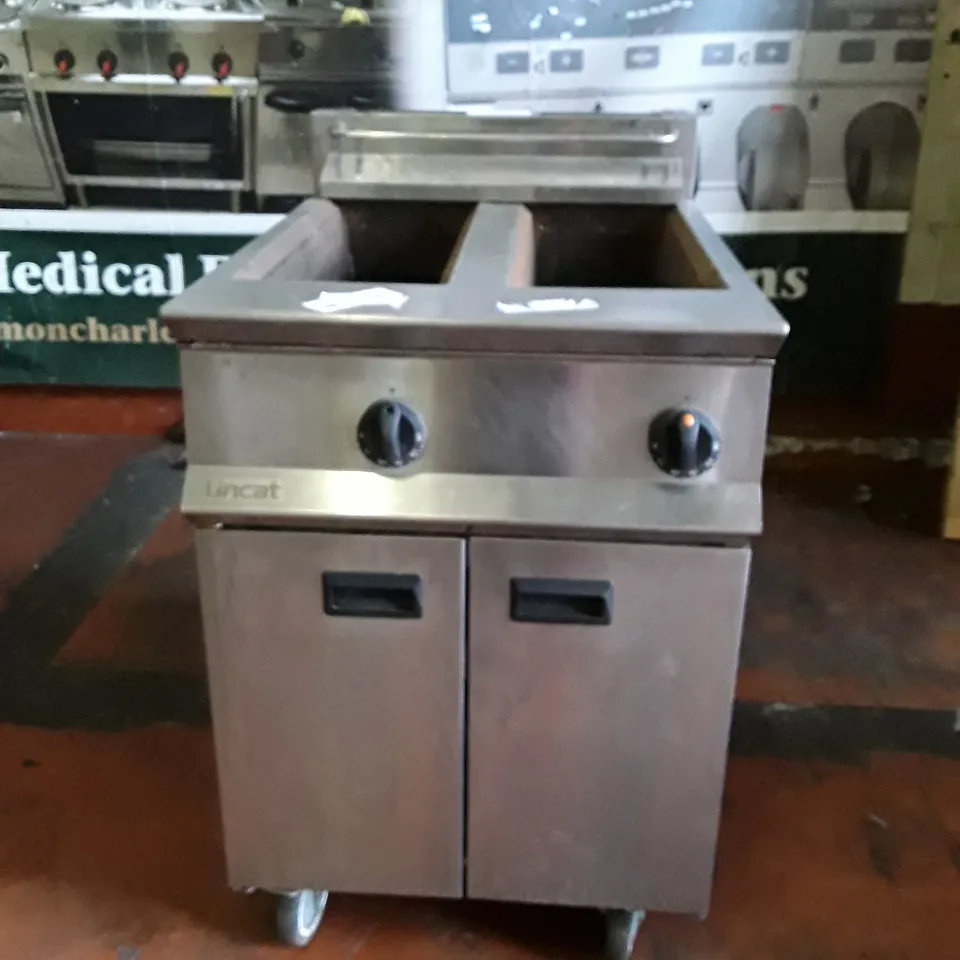 LINCAT OG8111/N OPUS NATURAL GAS FREE-STANDING TWIN TANK FRYER