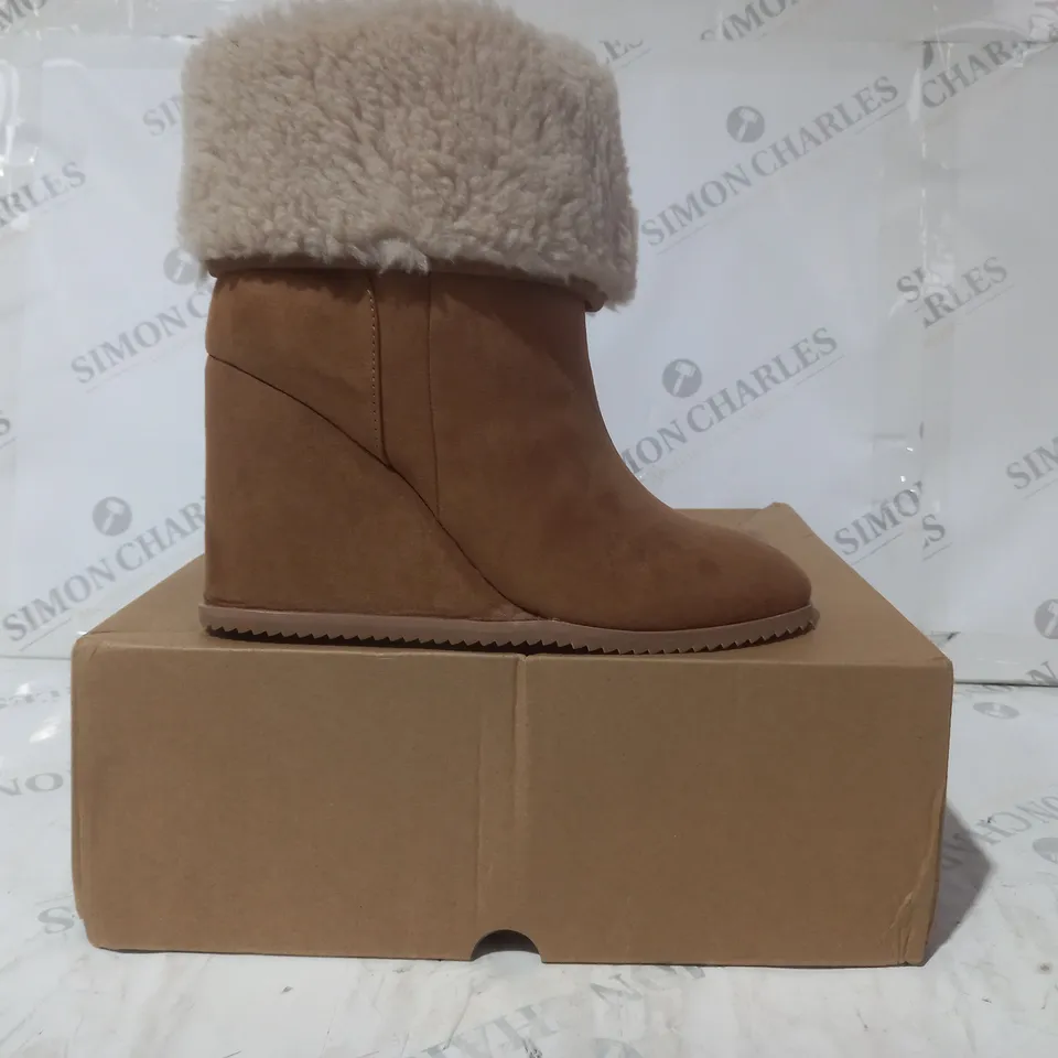 BOXED PAIR OF V BY VERY WEDGE HEEL BOOTS IN TAN SIZE 6
