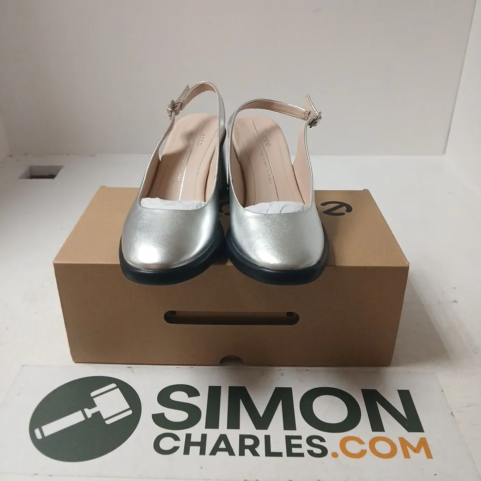 BOXED PAIR OF ECCO SCULPTED LX 55 SHOES IN SILVER - SIZE 38