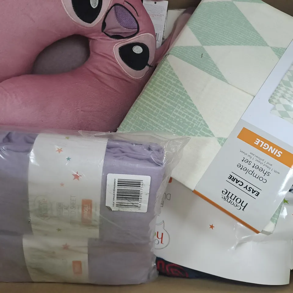 BOX OF APPROXIMATELY 10 ASSORTED BEDDING AND HOUSEHOLD ITEMS TO INCLUDE COMPLETE SHEET SET IN GREEN/CREAM, ETC