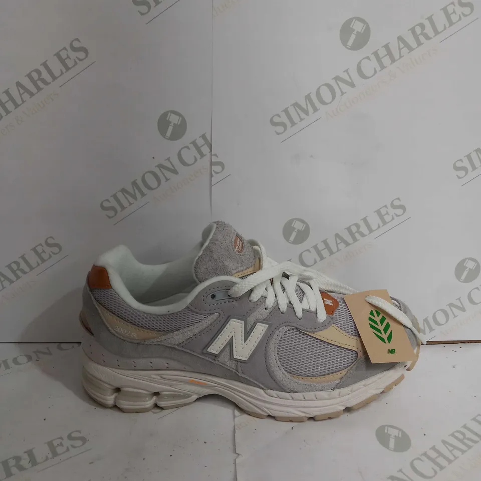 NEW BALANCE 2002R RUNNING SHOES - UK 7