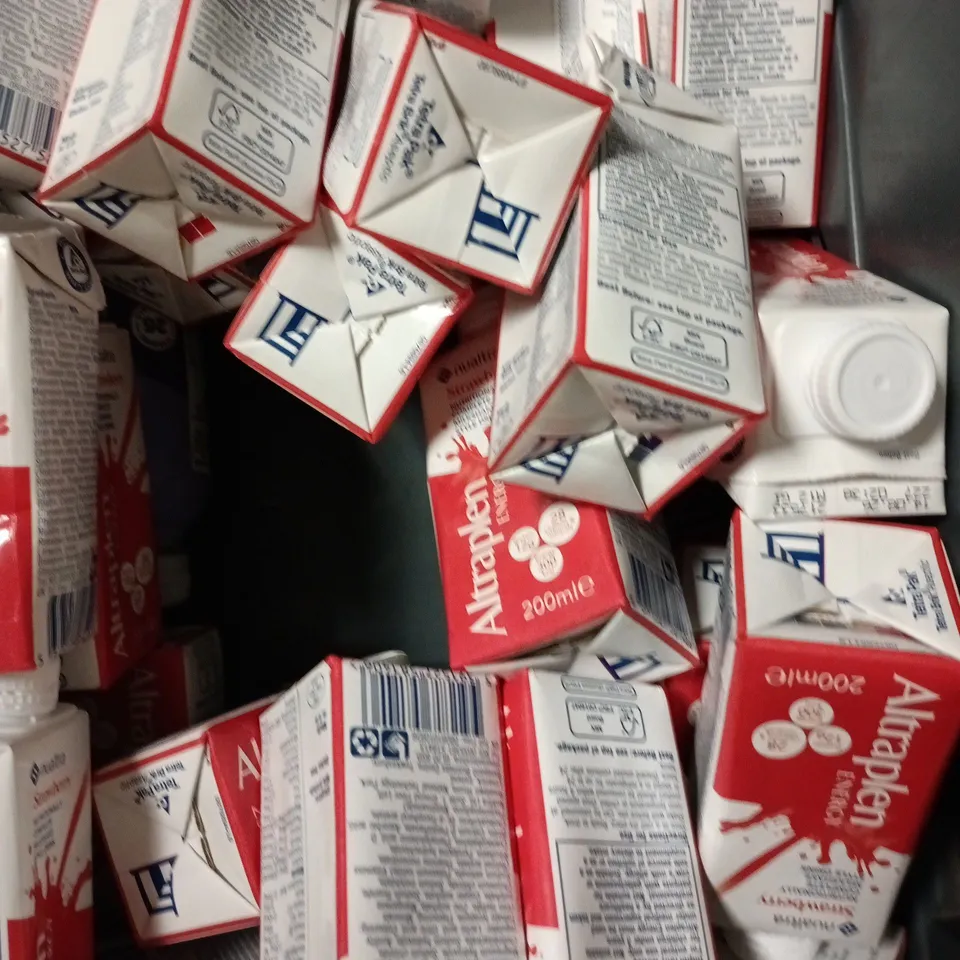 APPROXIMATELY 10 ASSORTED FOOD/DRINK PRODUCTS TO INCLUDE ROBINSONS DRINK, SIMPLY COOK SEASONING, PANANG CURRY PASTE ETC 