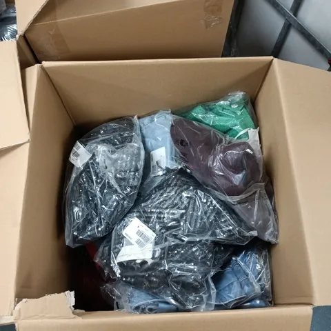 BOX OF APPROXIMATELY 30 ASSORTED CLOTHING TO INCLUDE: DANNI MINOUGE JEANS 