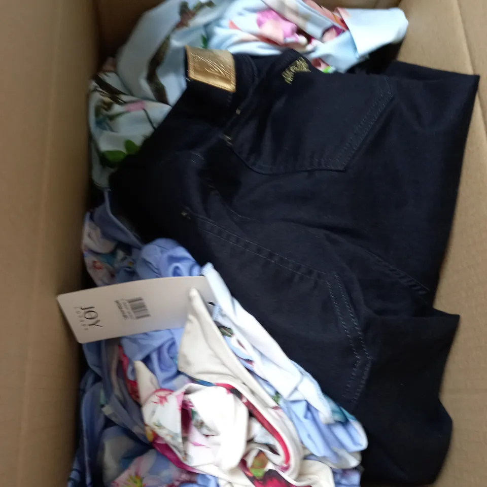 BOX OF APPROXIMATELY 10 ASSORTED WOMEN'S CLOTHING ITEMS INCLUDING JUMPSUITS, DRESSES ETC 