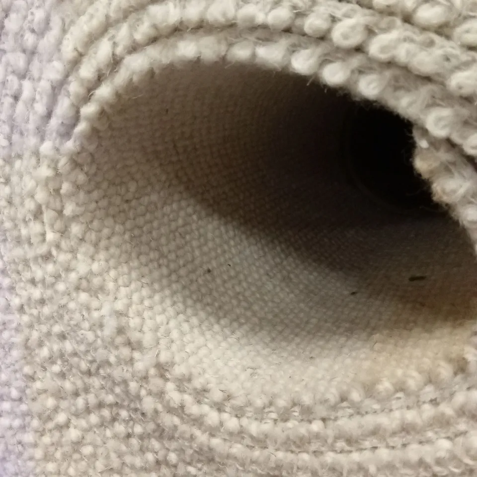 ROLL OF QUALITY PADSTOW MOHAIR PEBBLE CARPET // APPROX SIZE: 5 X 25m