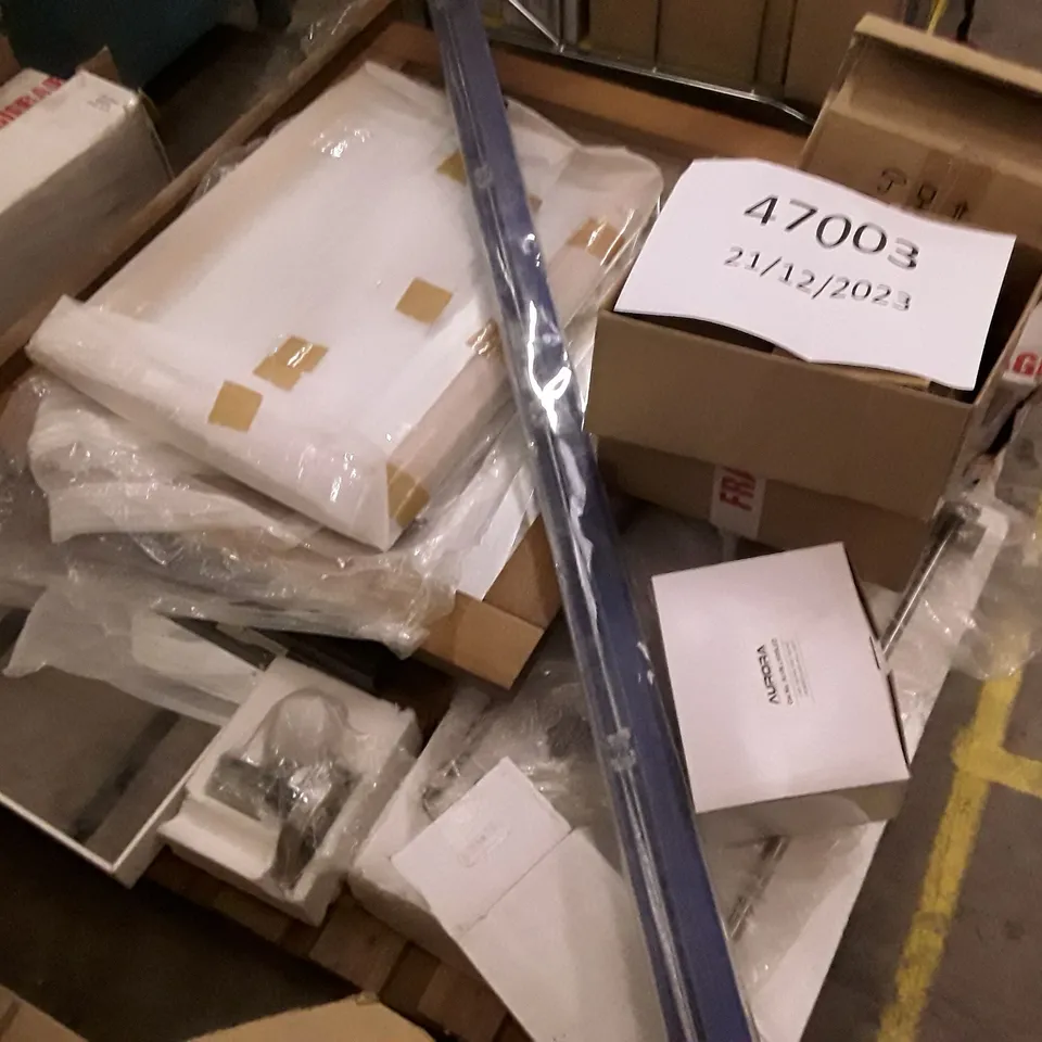 PALLET OF BRAND NEW HOMEWARE STOCK INCLUDING MIRRORS & WALL LIGHTS