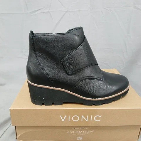 BOXED PAIR OF VIONIC ABBY LEATHER BOOTS - UK SIZE 6