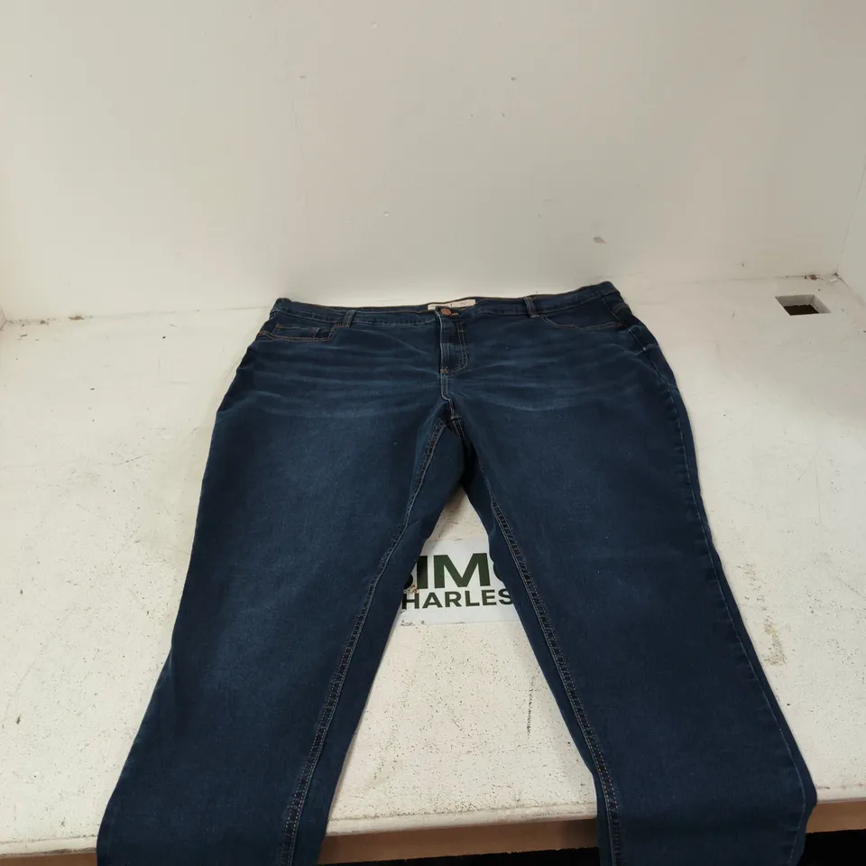 BOX OF APPROXIMATELY 20 ASSORTED CLOTHING ITEMS TO INCLUDE: JD WILLIAMS SKINNY JEANS