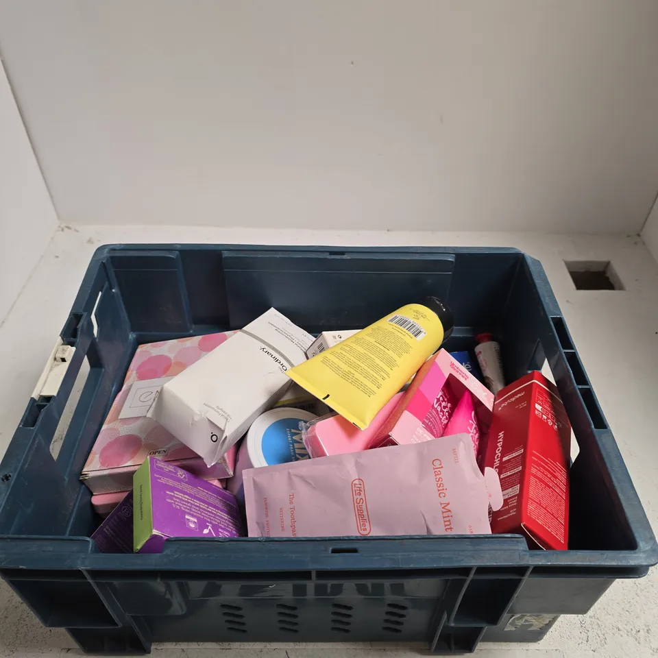 TOTE OF APPROXIMATELY 10 ASSORTED BEAUTY PRODUCTS INCLUDING EVE CURLS CURL CARING SHAMPOO, THE ORDINARY NATURAL MOISTURIZING FACTORS + PHOTOCERAMIDES AND UMBERTO GIANNINI CURL STARTER KIT