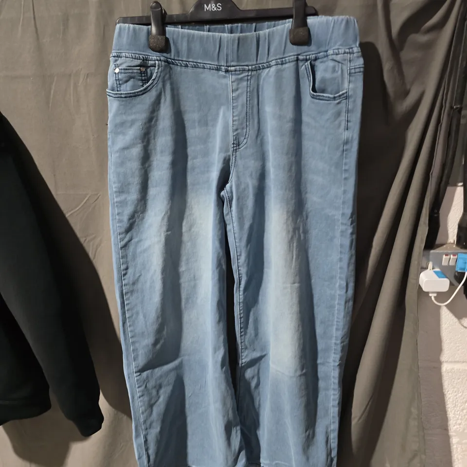 BOX OF APPROXIMATELY 25 CLOTHING ITEMS INCLUDING: MULTICOLOURED CARDIGAN, GOLD CHEST DRESS AND BLUE JEANS