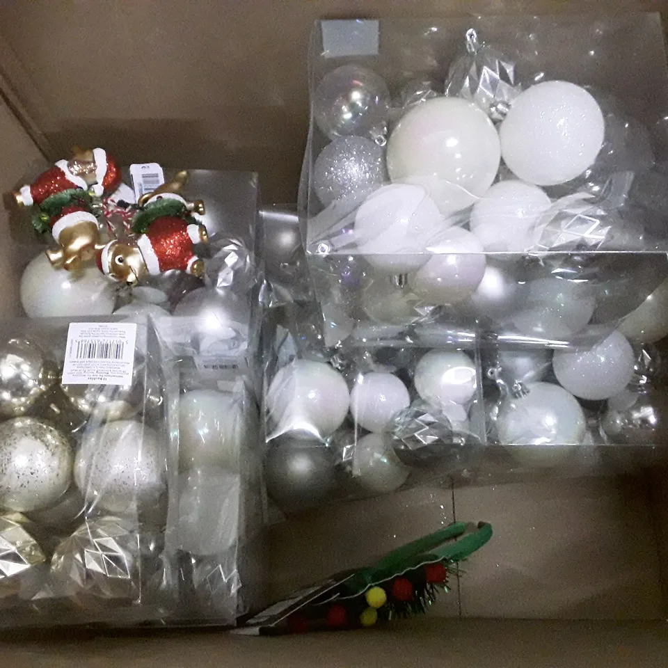 BOX CONTAINING APPROXIMATELY 13 ASSORTED BRAND NEW CHRISTMAS DECORATIONS 