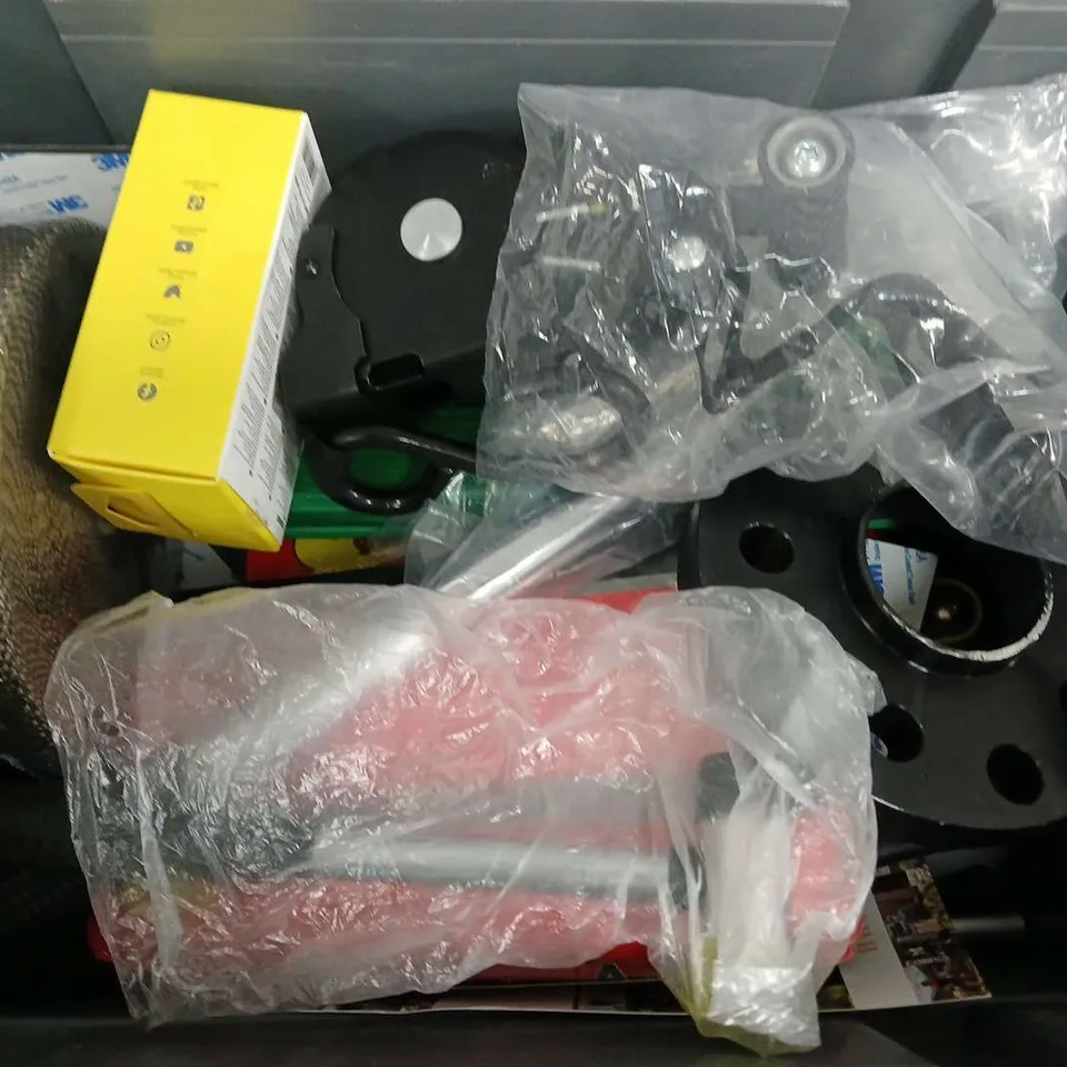 APPROXIMATELY 10 ASSORTED VEHICLE PARTS & ACCESORIES TO INCLUDE 46 PCS SOCKET WRENCH SET, BASEUS BLUETOOTH 5.0 TRANSMITTER, CAR WINCH, ETC