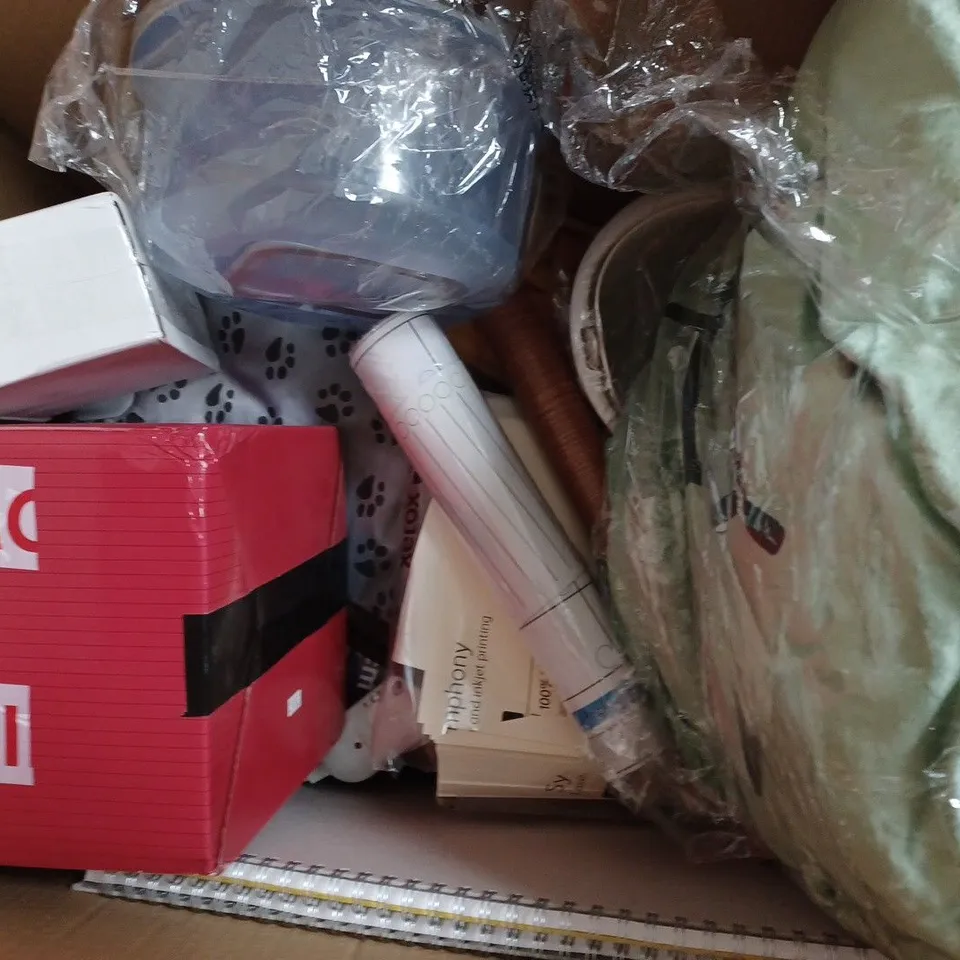 BOX OF APPROXIMATELY 15 HOUSEHOLD ITEMS TO INCLUDE PETER RABBIT TRAY, DECORATIVE BOW, CAST IRON RADIATOR LEGS, ETC