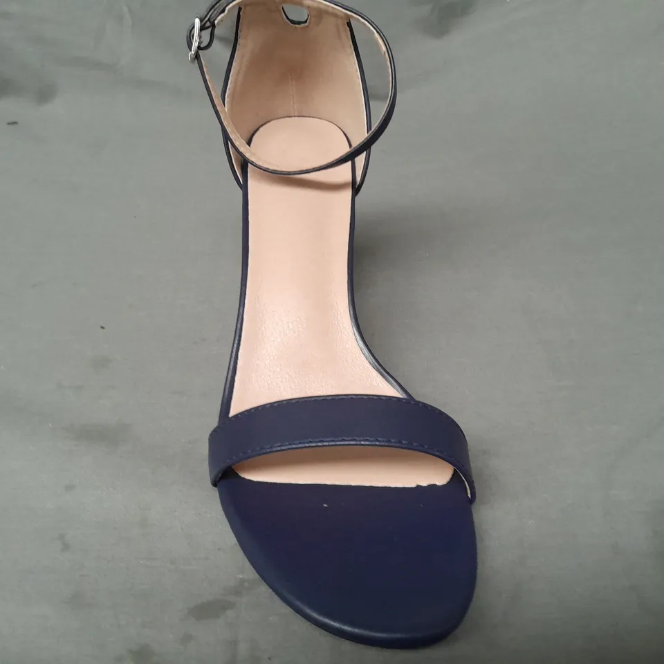 BOXED PAIR OF DESIGNER OPEN TOE BLOCK HEEL SANDALS IN NAVY EU SIZE 41