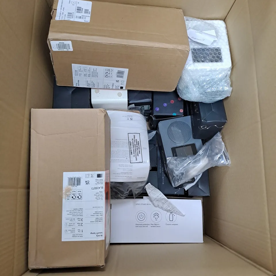LARGE BOX OF ASSORTED ELECTRICAL ITEMS TOO INCLUDE OUTDOOR LIGHTING , LAMPS AND RADIOS