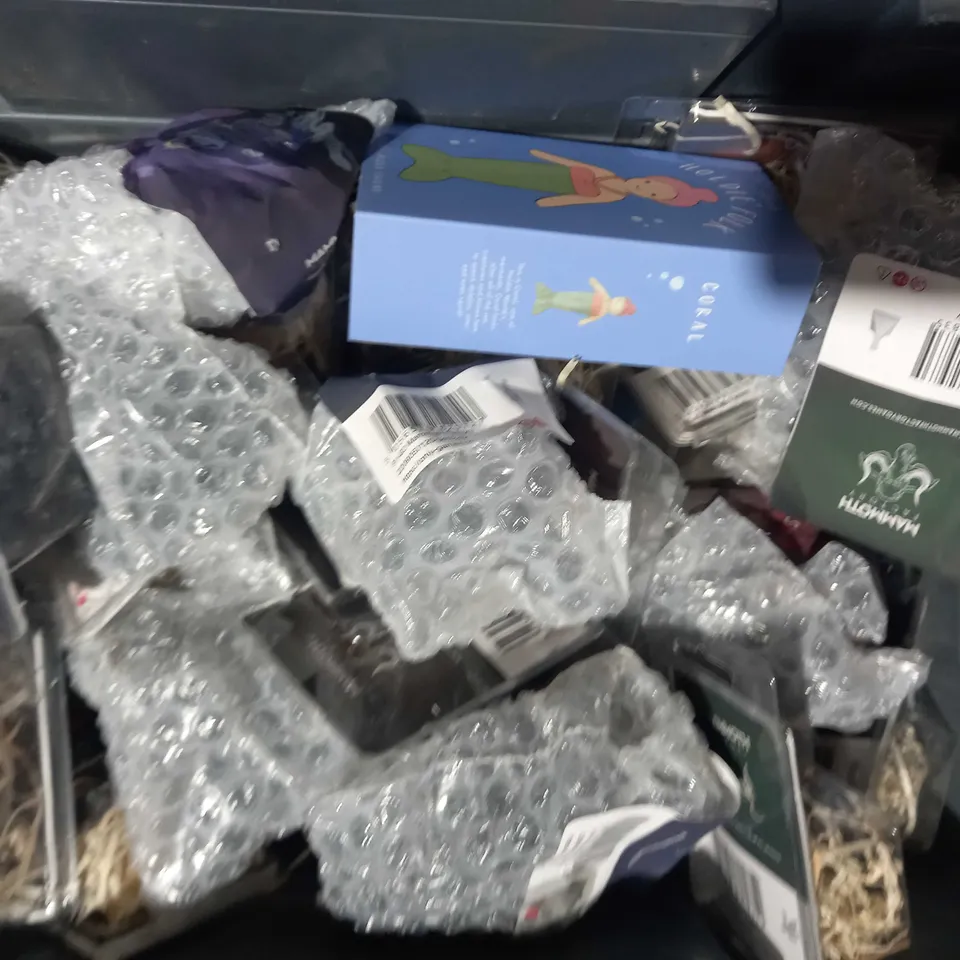 LOT OF APPROXIMATELY 15 ASSORTED TOYS AND GAMES MAINLY CONSISTING OF MAMMOTH FACTORY MINIATURES