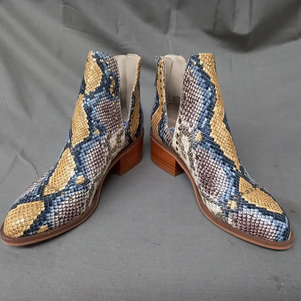 BOXED PAIR OF STEVE MADDEN CONSPIRE SYNTHETIC ANKLE BOOTS IN MULTI EU SIZE 36