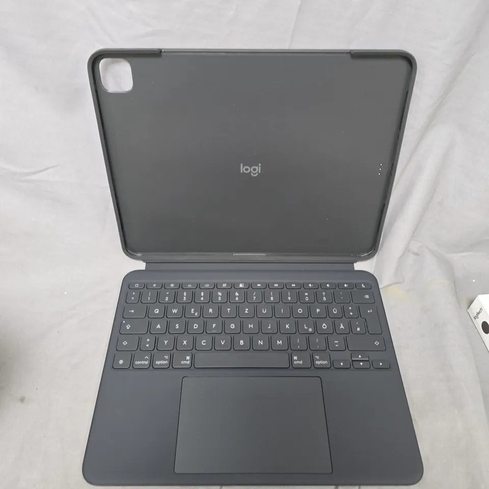 BOXED LOGITECH COMBO TOUCH IPAD PRO 13-INCH (M4) CASE (DEU LAYOUT)