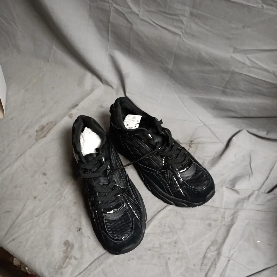 BOX OF APPROXIMATELY 13 PAIRS OF SHOES TO INCLUDE: BLACK TRAINERS AND BROWN WATERPROOF BOOTS 