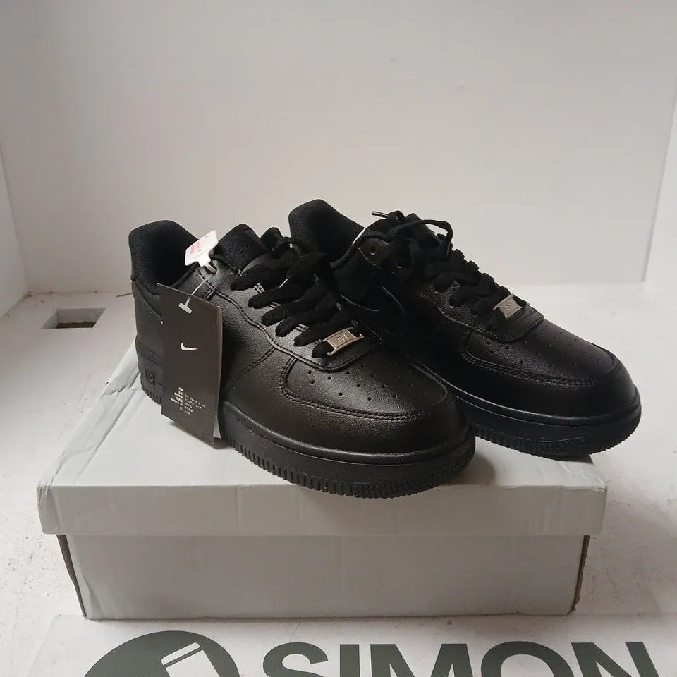 NIKE WOMENS AIR FORCE 1 '07 UK 5