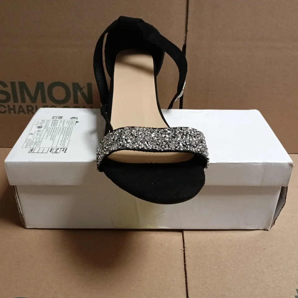 BOXED PAIR OF UNBRANDED OPEN TOE OW BLOCK HEEL SANDALS IN BLACK SIZE EU 40
