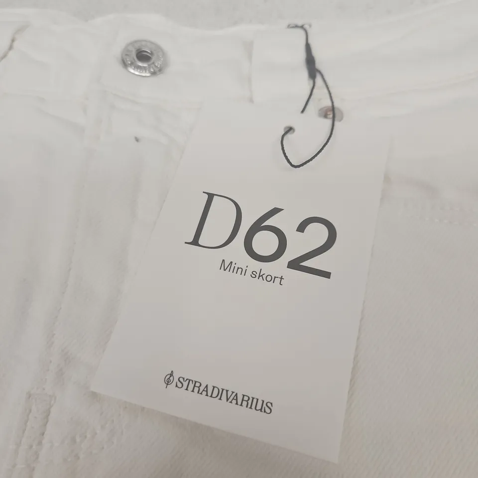 STRADIVARIUS D62 MINI SKORT – WHITE, UK 10 (EU 38)
