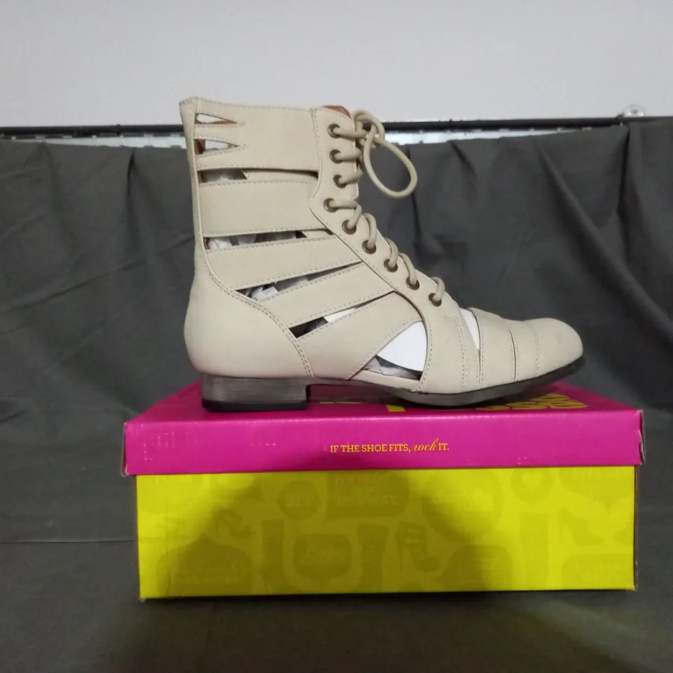 APPROXIMATELY 8 BOXED PAIR OF CHARLOTTE RUSSE SHOES TOSCA-124A IN VARIOUS SIZES TO INCLUDE SIZE 8 