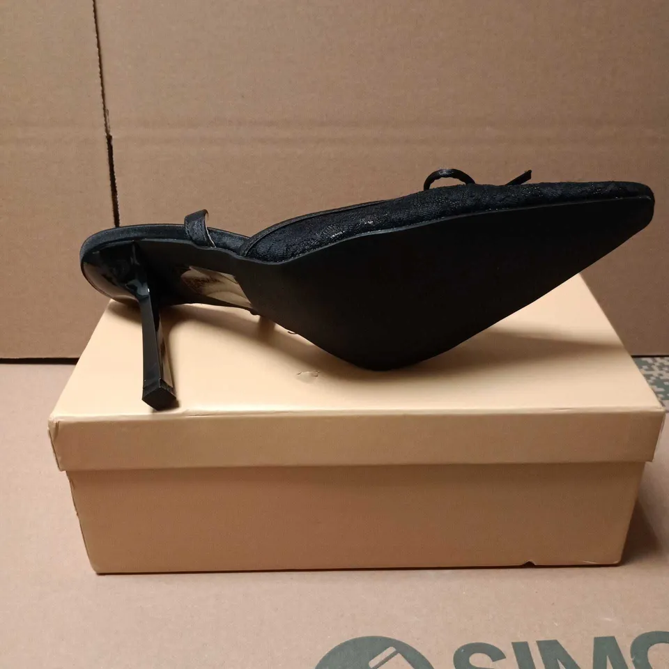 BOXED PAIR OF SIMMI BLACK LACE HIGH HEEL SHOES - 8
