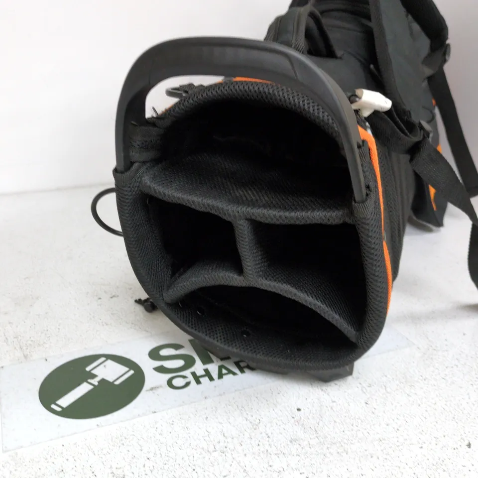 WILSON GOLF BAG IN BLACK/ORANGE
