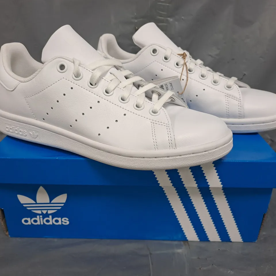 BOXED PAIR OF ADIDAS STAN SMITH J SHOES IN WHITE SIZE UK 5.5