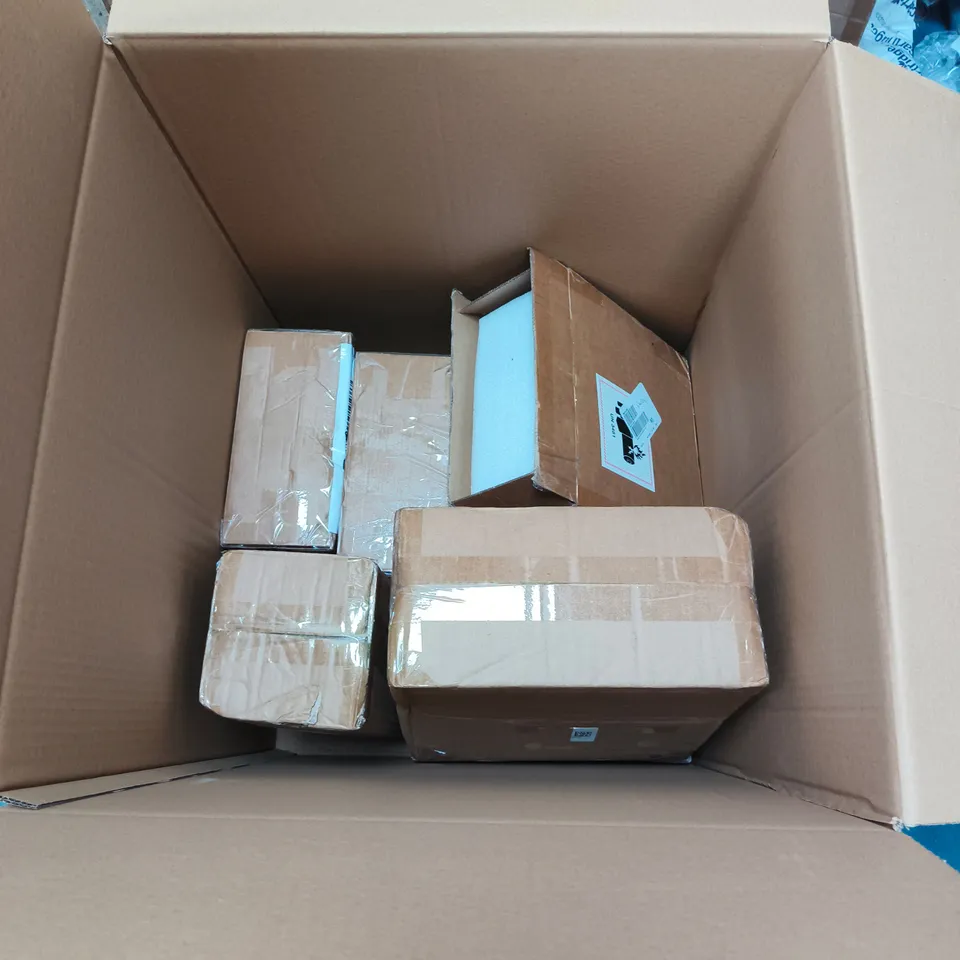 BOX OF APPROXIMATELY 6 ASSORTED HOUSEHOLD ITEMS INCLUDING CHRISTMAS FOOD STORAGE BOXES AND ELECTRIC LAMPS.