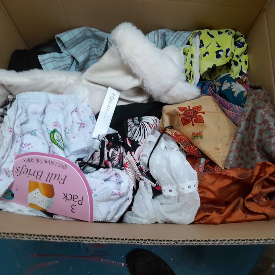 LARGE QUANTITY OF ASSORTED CLOTHING ITEMS TO INCLUDE NEW LOOK AND ROMAN