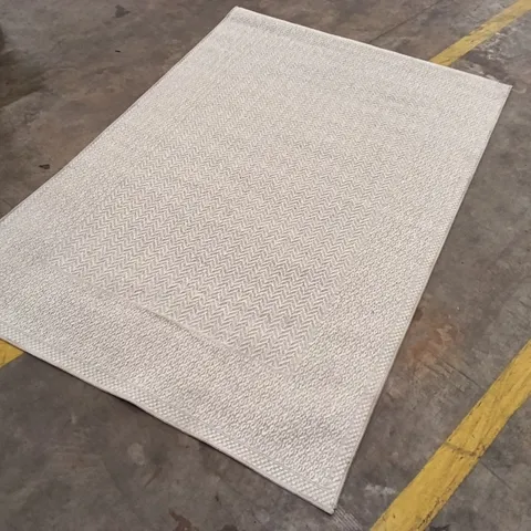 QUALITY DESIGNER AREA RUG - APPROXIMATELY 224CM X 152CM