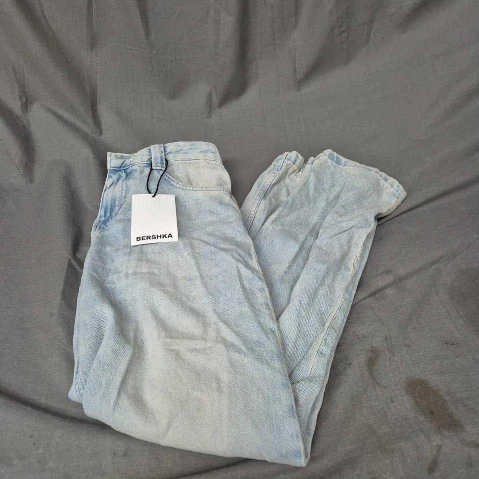 BERSHKA BAGGY BALLOON PETITE JEANS IN LIGHT BLUE WASH SIZE 4