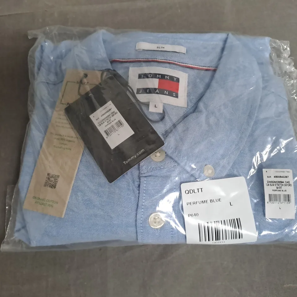 TOMMY HILFIGER  PERFUME BLUE OXFORD SHIRT SIZE L